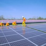 impianto fotovoltaico con lavoratori